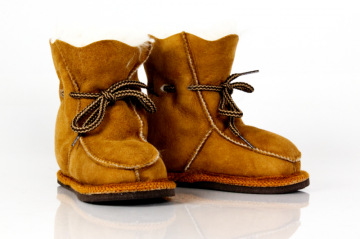 Lamsvacht babyslofjes hoog lichbruin