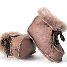 Lamsvacht babyslofjes taupe